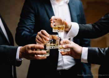 Sự lịch thiệp trong giao tiếp công việc đương đại: Khi mối quan hệ không cần đến men rượu