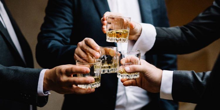 Sự lịch thiệp trong giao tiếp công việc đương đại: Khi mối quan hệ không cần đến men rượu